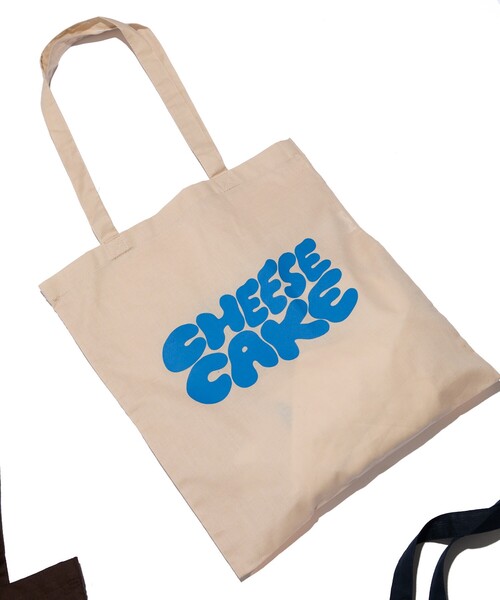 FREAK'S STORE(フリークスストア)の「cafe THE SUN LIVES HERE × FREAK'S STORE/カフェ サンリブズヒア 別注 CHEESE CAKE TOTE BAG/ロゴトートバッグ【限定展開】(トートバッグ・レディース・ブラウン/ネイビー/ナチュラル・ONE SIZE)」の6枚目の写真