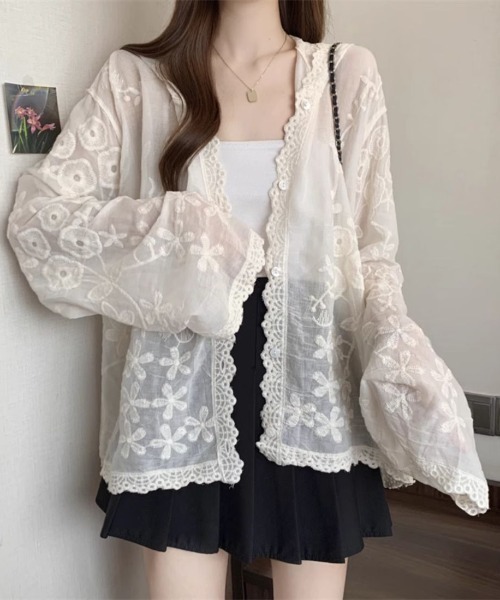 maison de LATIR（メゾンドラティール）の「ふんわりシルエットが可愛いUVカット刺繍シャツパーカー（パーカー・レディース・ホワイト・FREE）」の14枚目の写真