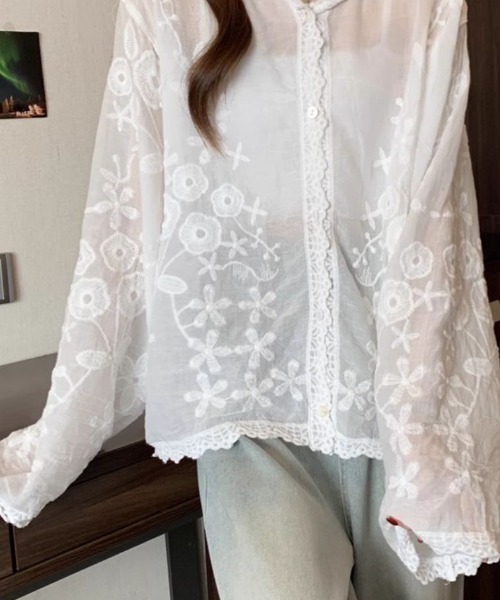 maison de LATIR（メゾンドラティール）の「ふんわりシルエットが可愛いUVカット刺繍シャツパーカー（パーカー・レディース・ホワイト・FREE）」の2枚目の写真