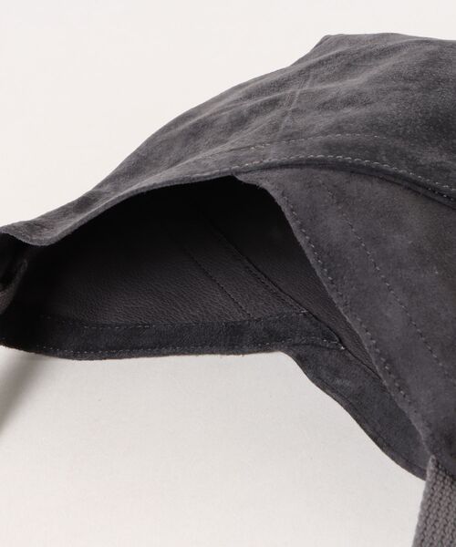 hobo（ホーボー）の「【hobo / ホーボー】 AZUMA SHOULDER BAG S PIG SUEDE（ショルダーバッグ・メンズ・ダークブラウン/チャコール/オレンジ/グリーン・FREE）」の7枚目の写真