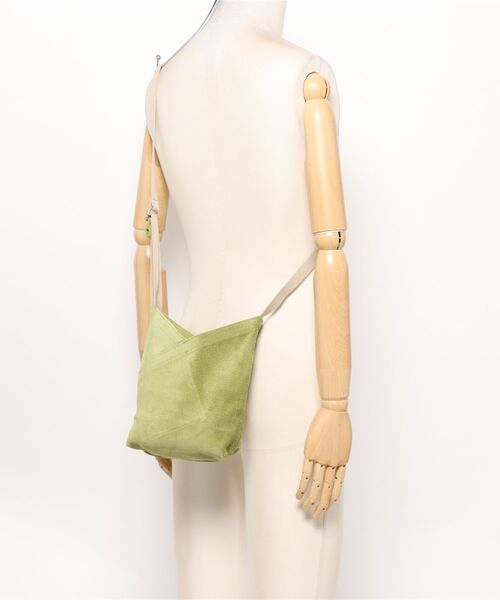 hobo（ホーボー）の「【hobo / ホーボー】 AZUMA SHOULDER BAG S PIG SUEDE（ショルダーバッグ・メンズ・ダークブラウン/チャコール/オレンジ/グリーン・FREE）」の5枚目の写真