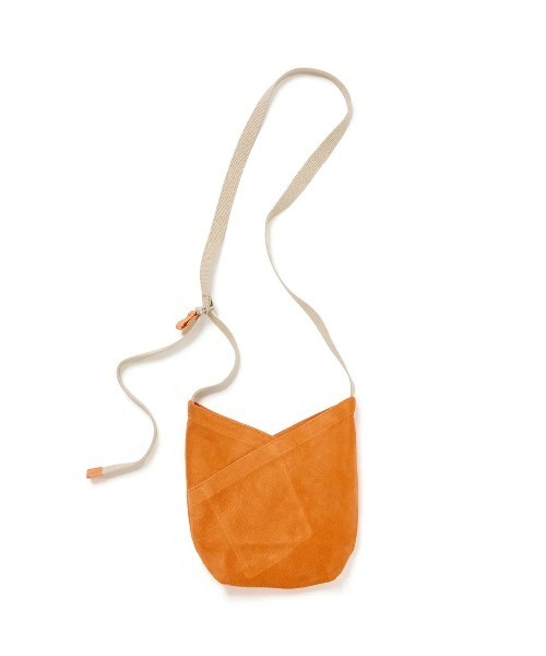 hobo（ホーボー）の「【hobo / ホーボー】 AZUMA SHOULDER BAG S PIG SUEDE（ショルダーバッグ・メンズ・ダークブラウン/チャコール/オレンジ/グリーン・FREE）」の4枚目の写真