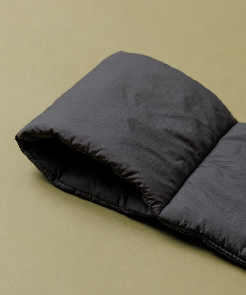 FREAK'S STORE（フリークスストア）の「HIGH LOFT PRIMALOFT PADDED SCARF/ハイロフト プリマロフト パデット スカーフ ダウンマフラー（マフラー・メンズ・チャコールグレー/オリーブ/ブラック・ONE SIZE）」の7枚目の写真
