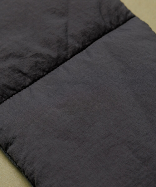 FREAK'S STORE（フリークスストア）の「HIGH LOFT PRIMALOFT PADDED SCARF/ハイロフト プリマロフト パデット スカーフ ダウンマフラー（マフラー・メンズ・チャコールグレー/オリーブ/ブラック・ONE SIZE）」の8枚目の写真