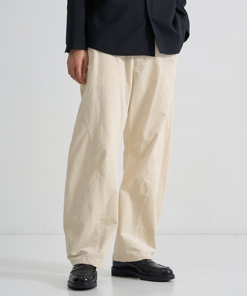 CITY TOKYO（シティトウキョウ）の「【CITY TOKYO/シティートーキョー】Corduroy barrel trousers（その他パンツ・メンズ・ブラック/ダークブラウン/オフホワイト・1/2）」の2枚目の写真