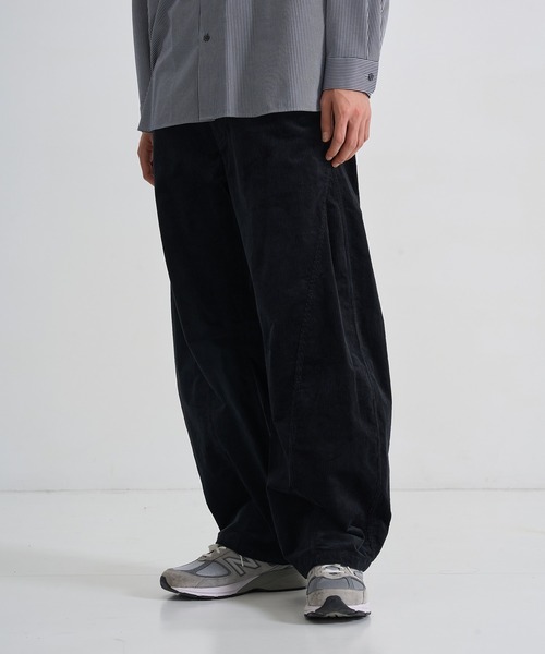 CITY TOKYO（シティトウキョウ）の「【CITY TOKYO/シティートーキョー】Corduroy barrel trousers（その他パンツ・メンズ・ブラック/ダークブラウン/オフホワイト・1/2）」の3枚目の写真