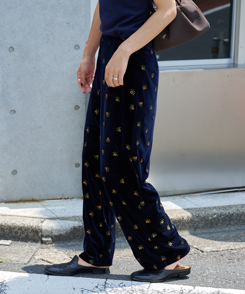 OUTDOOR PRODUCTS（アウトドアプロダクツ）の「追加 刺繍ベロアフレアパンツ（スラックス・レディース・ネイビー・38/36）」の11枚目の写真