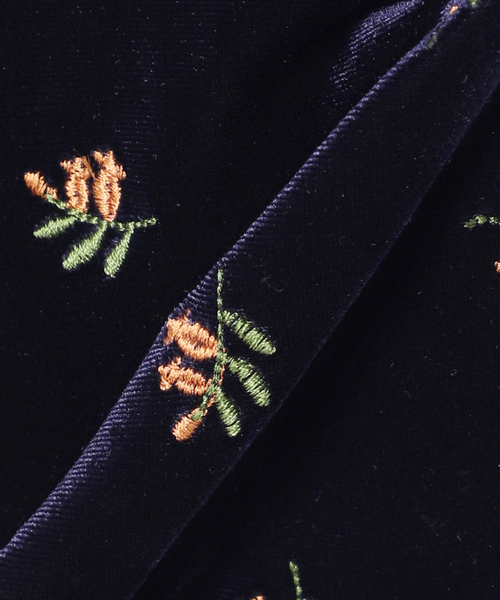 OUTDOOR PRODUCTS（アウトドアプロダクツ）の「追加 刺繍ベロアフレアパンツ（スラックス・レディース・ネイビー・38/36）」の2枚目の写真