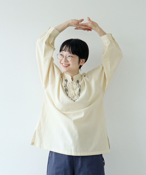 PAR ICI(パーリッシィ)の「平織りコットン ムスカリ刺繍チュニックブラウス(シャツ/ブラウス・レディース・ネイビー/アイボリー・FREE)」の2枚目の写真