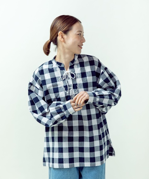 PAR ICI(パーリッシィ)の「平織りコットン ムスカリ刺繍チュニックブラウス(シャツ/ブラウス・レディース・ネイビー/アイボリー・FREE)」の4枚目の写真