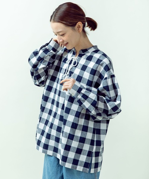 PAR ICI(パーリッシィ)の「平織りコットン ムスカリ刺繍チュニックブラウス(シャツ/ブラウス・レディース・ネイビー/アイボリー・FREE)」の5枚目の写真