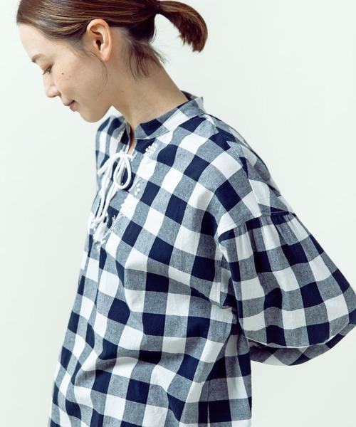 PAR ICI(パーリッシィ)の「平織りコットン ムスカリ刺繍チュニックブラウス(シャツ/ブラウス・レディース・ネイビー/アイボリー・FREE)」の7枚目の写真