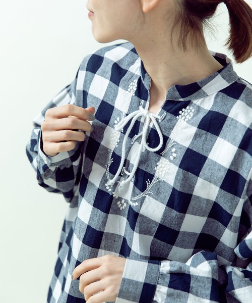 PAR ICI(パーリッシィ)の「平織りコットン ムスカリ刺繍チュニックブラウス(シャツ/ブラウス・レディース・ネイビー/アイボリー・FREE)」の6枚目の写真