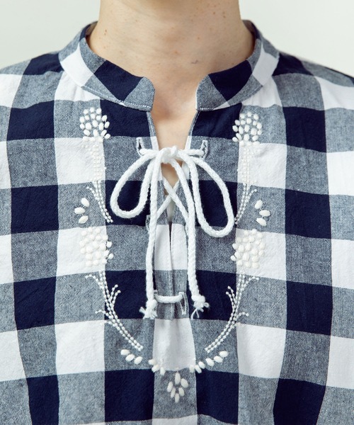 PAR ICI(パーリッシィ)の「平織りコットン ムスカリ刺繍チュニックブラウス(シャツ/ブラウス・レディース・ネイビー/アイボリー・FREE)」の10枚目の写真