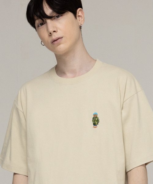 GRAVER（グレーバー）の「[ユニセックス]ブルービーニードッグ刺繍ストリーバー半袖Tシャツ_サンドベージュ（Tシャツ/カットソー・レディース・ベージュ・SMALL/MEDIUM/LARGE/X-LARGE）」の2枚目の写真