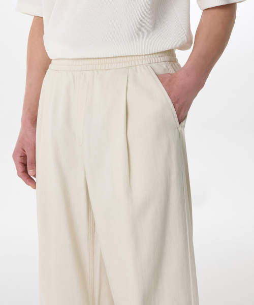MUSINSA STANDARD（ムシンサスタンダード）の「リネンライクワンタックワイドバンディングデニムパンツ[クリーム]（デニムパンツ・メンズ・その他・28/30/36/38/40/42/26/32/34）」の4枚目の写真