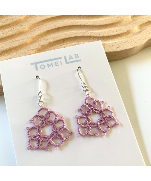tone(トーン)の「【TOMEI LAB】タティングレース ピアス(MA)(ピアス(両耳用)・レディース・レッド系その他/パープル系その他/ブルー系その他・FREE)」の1枚目の写真