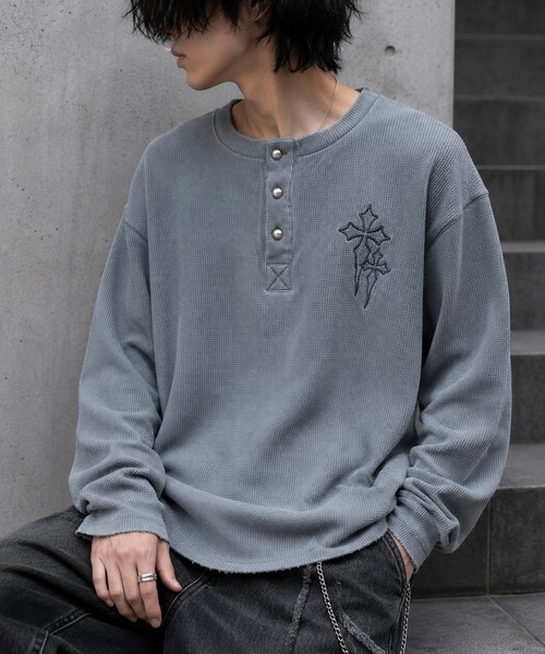 ８(eight)（エイト）の「ヴィンテージ風クロス刺繍ワッフルダメージロンT（Tシャツ/カットソー・メンズ・チャコール/グレー/ブラック・MEDIUM/LARGE）」の3枚目の写真