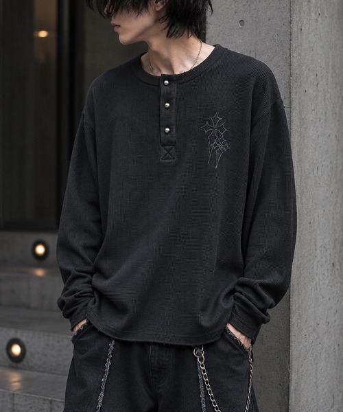 ８(eight)（エイト）の「ヴィンテージ風クロス刺繍ワッフルダメージロンT（Tシャツ/カットソー・メンズ・チャコール/グレー/ブラック・MEDIUM/LARGE）」の2枚目の写真