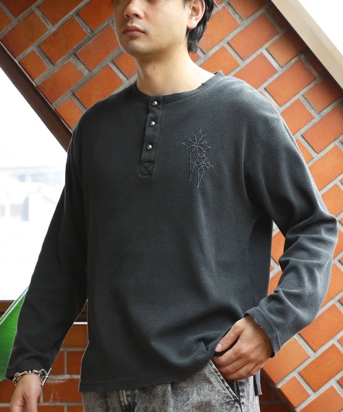 ８(eight)（エイト）の「ヴィンテージ風クロス刺繍ワッフルダメージロンT（Tシャツ/カットソー・メンズ・チャコール/グレー/ブラック・MEDIUM/LARGE）」の5枚目の写真