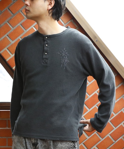 ８(eight)（エイト）の「ヴィンテージ風クロス刺繍ワッフルダメージロンT（Tシャツ/カットソー・メンズ・チャコール/グレー/ブラック・MEDIUM/LARGE）」の7枚目の写真
