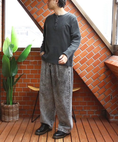 ８(eight)（エイト）の「ヴィンテージ風クロス刺繍ワッフルダメージロンT（Tシャツ/カットソー・メンズ・チャコール/グレー/ブラック・MEDIUM/LARGE）」の10枚目の写真
