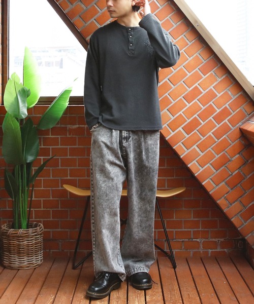８(eight)（エイト）の「ヴィンテージ風クロス刺繍ワッフルダメージロンT（Tシャツ/カットソー・メンズ・チャコール/グレー/ブラック・MEDIUM/LARGE）」の11枚目の写真