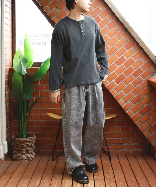 ８(eight)（エイト）の「ヴィンテージ風クロス刺繍ワッフルダメージロンT（Tシャツ/カットソー・メンズ・チャコール/グレー/ブラック・MEDIUM/LARGE）」の12枚目の写真
