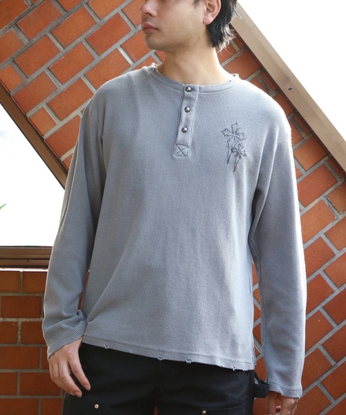 ８(eight)（エイト）の「ヴィンテージ風クロス刺繍ワッフルダメージロンT（Tシャツ/カットソー・メンズ・チャコール/グレー/ブラック・MEDIUM/LARGE）」の16枚目の写真