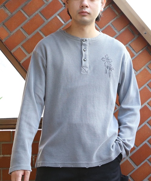 ８(eight)（エイト）の「ヴィンテージ風クロス刺繍ワッフルダメージロンT（Tシャツ/カットソー・メンズ・チャコール/グレー/ブラック・MEDIUM/LARGE）」の17枚目の写真