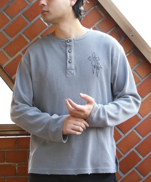 ８(eight)（エイト）の「ヴィンテージ風クロス刺繍ワッフルダメージロンT（Tシャツ/カットソー・メンズ・チャコール/グレー/ブラック・MEDIUM/LARGE）」の15枚目の写真