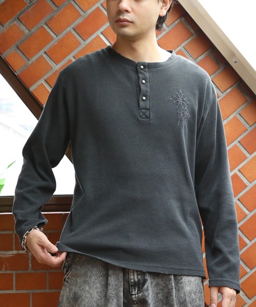 ８(eight)（エイト）の「ヴィンテージ風クロス刺繍ワッフルダメージロンT（Tシャツ/カットソー・メンズ・チャコール/グレー/ブラック・MEDIUM/LARGE）」の6枚目の写真