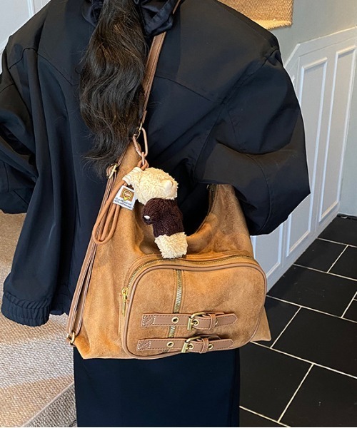 FREE STYLISTS（フリー スタイリスト）の「Y2K バッグ レディース スエード調   リュック スエードバッグ スエード バッグ 通勤 通学 【チャーム付】（ショルダーバッグ・レディース・ダークブラウン/ブラック/ベージュ・FREE）」の9枚目の写真
