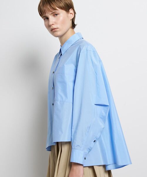 LANVIN en Bleu（ランバンオンブルー）の「シルキータイプライターフレアシャツ（シャツ/ブラウス・レディース・ブルー/オフホワイト・38）」の2枚目の写真