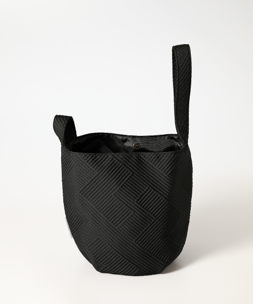YELLOWSTONE（イエローストーン）の「Embossing Dumpling Wrist bag - Stripe Black（トートバッグ・レディース・その他・FREE）」の2枚目の写真