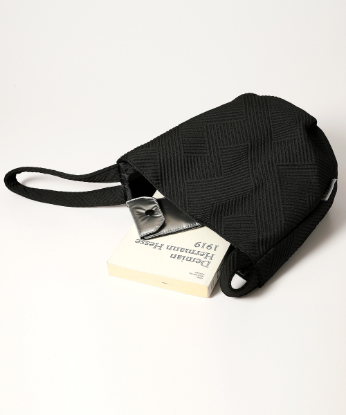 YELLOWSTONE（イエローストーン）の「Embossing Dumpling Wrist bag - Stripe Black（トートバッグ・レディース・その他・FREE）」の4枚目の写真