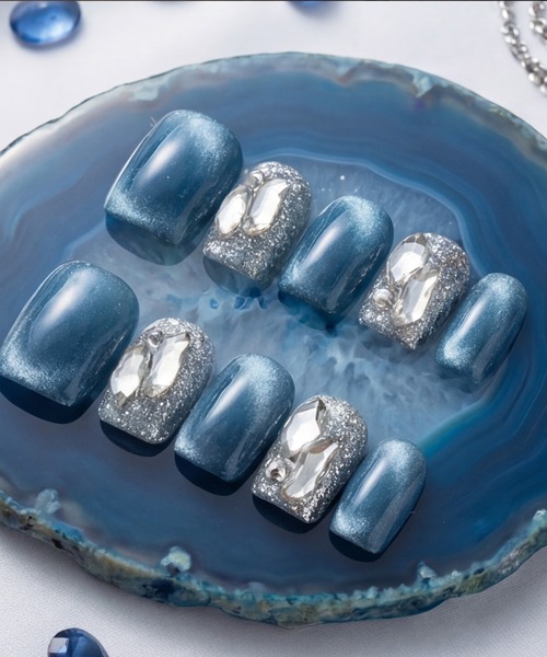 KONVINI(コンビニ)の「【not a nail】水光マグネットビジューデザインショートネイルチップ(ネイルシール/ネイルチップ・レディース・ブラウン/ブルー・MEDIUM)」の2枚目の写真