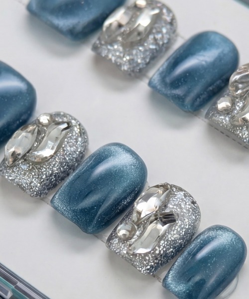 KONVINI(コンビニ)の「【not a nail】水光マグネットビジューデザインショートネイルチップ(ネイルシール/ネイルチップ・レディース・ブラウン/ブルー・MEDIUM)」の5枚目の写真