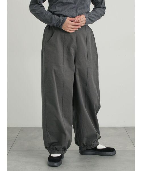 Samansa Mos2（サマンサ モスモス）の「【M/Lサイズ】センターピンタック裾ギャザーパンツ（その他パンツ・レディース・チャコールグレー/ベージュ/ネイビー/イエロー・M/L）」の2枚目の写真