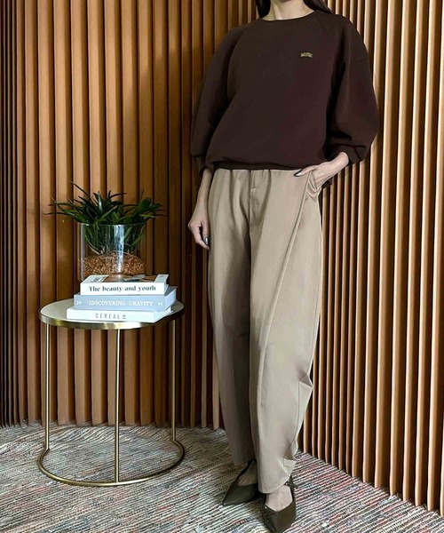 ELFRANK(エルフランク)の「ロゴ刺繍 ラグランスリーブ スウェット トップス プルオーバー 母の日ギフト・自分のご褒美に《着用動画あり》(スウェット・レディース・ブラウン/レッド/オフホワイト/チャコールグレー・M/L)」の14枚目の写真