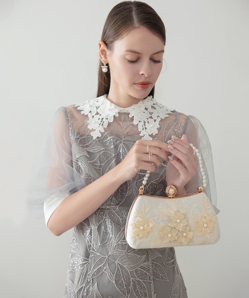 Leja(レジャ)の「【LEJA】3WAYフラワーパールハンドルパーティーバッグ結婚式 お呼ばれピアス 二次会 同窓会 お呼ばれ オケージョン 20代 30代(ハンドバッグ・レディース・ホワイト・FREE)」の5枚目の写真