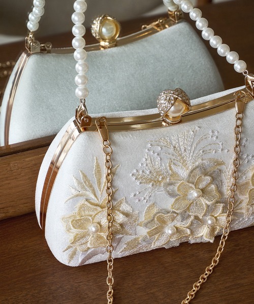 Leja(レジャ)の「【LEJA】3WAYフラワーパールハンドルパーティーバッグ結婚式 お呼ばれピアス 二次会 同窓会 お呼ばれ オケージョン 20代 30代(ハンドバッグ・レディース・ホワイト・FREE)」の9枚目の写真