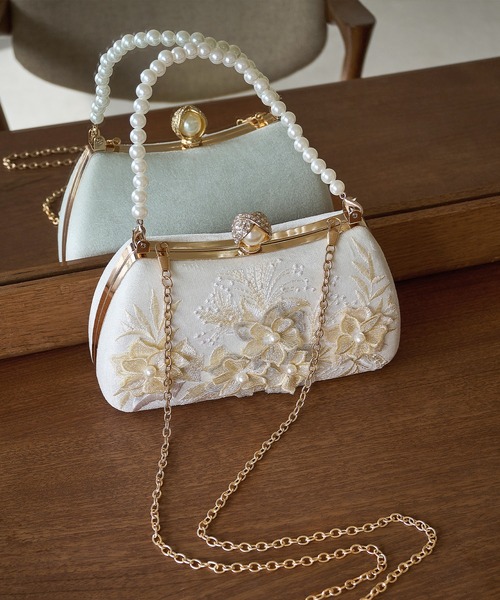 Leja(レジャ)の「【LEJA】3WAYフラワーパールハンドルパーティーバッグ結婚式 お呼ばれピアス 二次会 同窓会 お呼ばれ オケージョン 20代 30代(ハンドバッグ・レディース・ホワイト・FREE)」の8枚目の写真