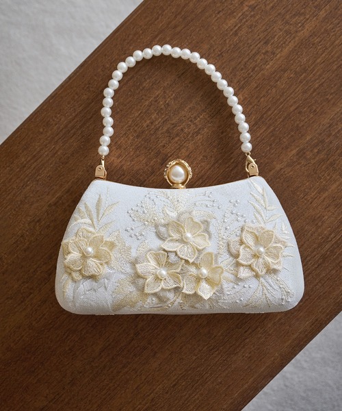 Leja(レジャ)の「【LEJA】3WAYフラワーパールハンドルパーティーバッグ結婚式 お呼ばれピアス 二次会 同窓会 お呼ばれ オケージョン 20代 30代(ハンドバッグ・レディース・ホワイト・FREE)」の7枚目の写真