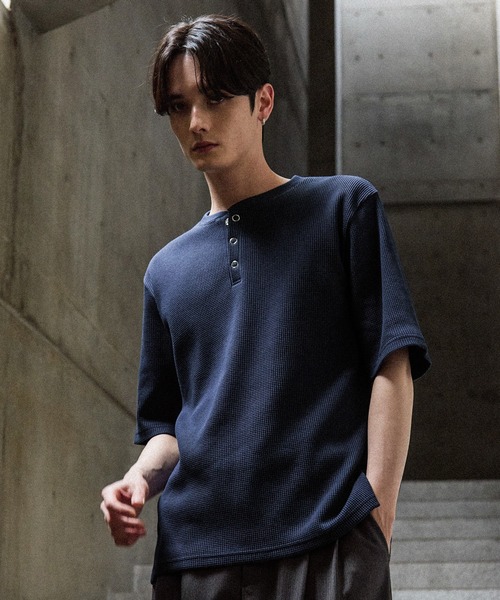 CLEL(クレイル)の「【CLEL】Functional Thermal Henley Neck Short Sleeve T-Shirt / ファンクショナリー サーマルヘンリーネック半袖Tシャツ(抗菌防臭/吸水速乾)(Tシャツ/カットソー・メンズ・ブラック/ワイン/グレイッシュベージュ/ネイビー/杢グレー/ダークブラウン/グレー系2/グレー系1・L/M/S/XS)」の9枚目の写真