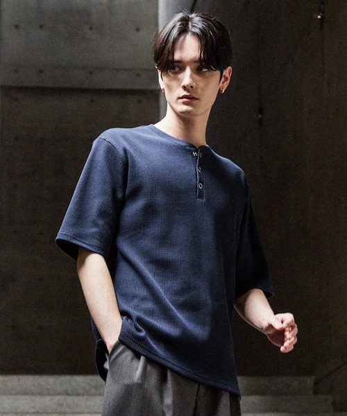 CLEL(クレイル)の「【CLEL】Functional Thermal Henley Neck Short Sleeve T-Shirt / ファンクショナリー サーマルヘンリーネック半袖Tシャツ(抗菌防臭/吸水速乾)(Tシャツ/カットソー・メンズ・ブラック/ワイン/グレイッシュベージュ/ネイビー/杢グレー/ダークブラウン/グレー系2/グレー系1・L/M/S/XS)」の10枚目の写真