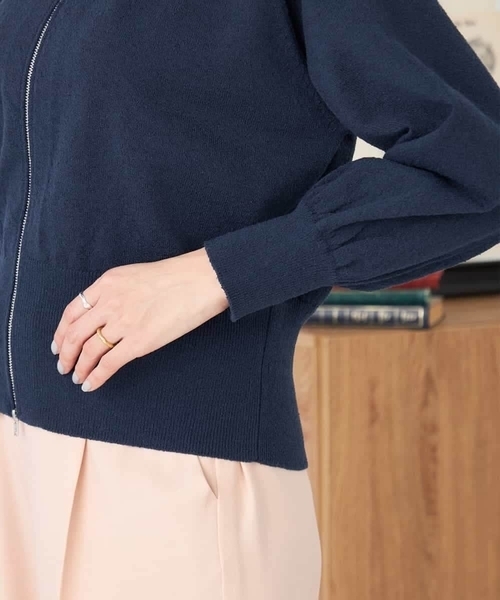 a.v.v(アーヴェヴェ)の「バックギャザーニットブルゾン(カーディガン/ボレロ・レディース・アイボリー/ネイビー・38/40)」の18枚目の写真