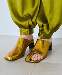 OMMO（オーエムエムオー）の「TOE LOOP SQUARE METALLIC MULE（サンダル）」