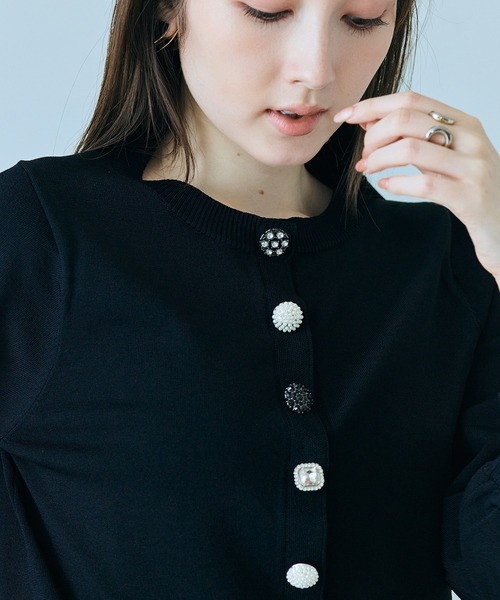 Audie a Muses(オーディアミューズ)の「ビジューボタンカーディガン(カーディガン/ボレロ・レディース・ブラック/オフホワイト・38/42)」の7枚目の写真