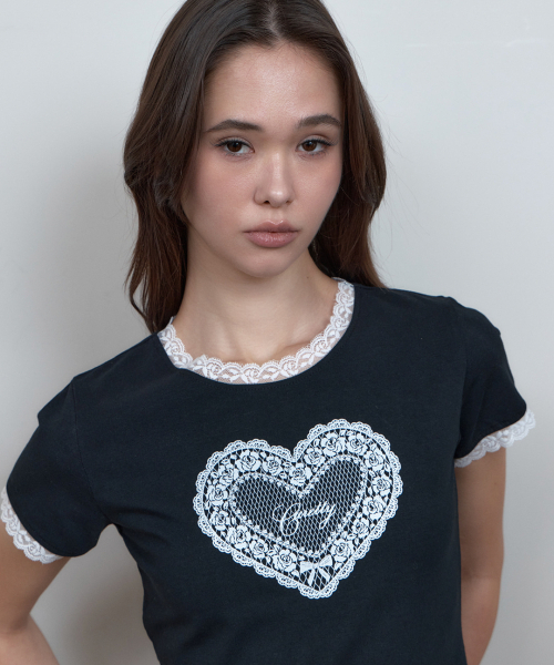 CURETTY(キュリティ)の「C LACE-PANEL GRAPHIC T-SHIRT_BLACK(Tシャツ/カットソー・レディース・ブラック・SMALL)」の2枚目の写真